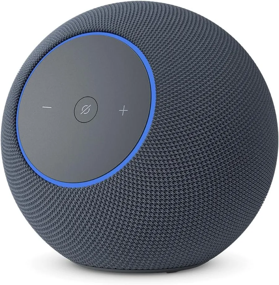 Amazon Echo Studio 2025 in grafite di tre quarti