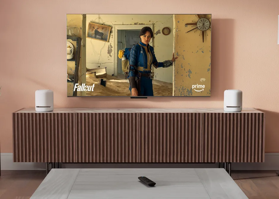 Fire TV Stick 4K Plus con telecomando in salotto