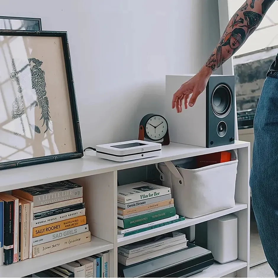 Bluesound Node bianco su una libreria
