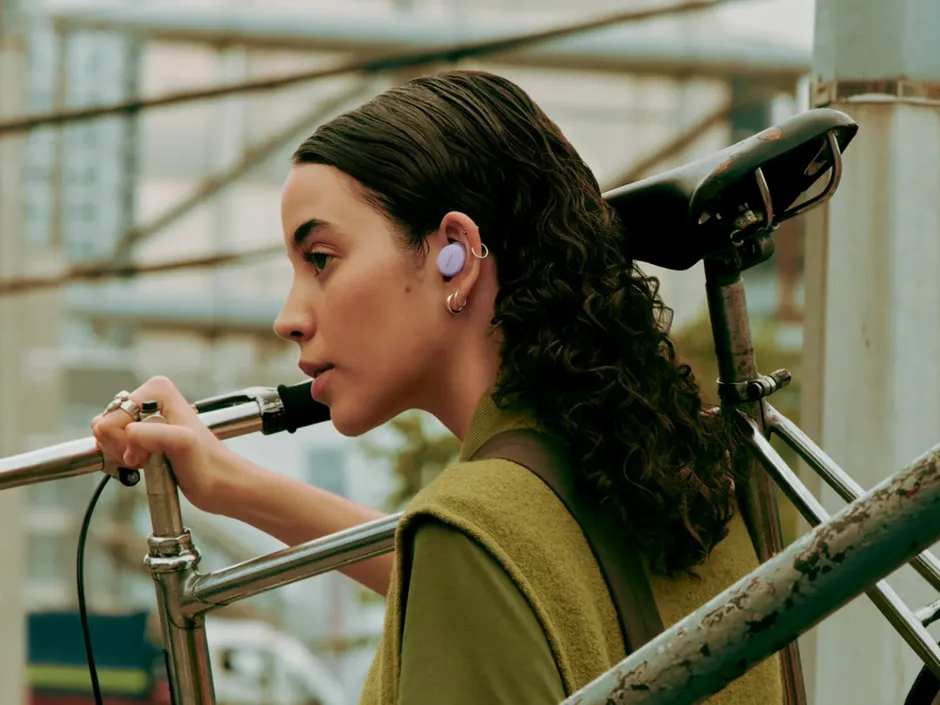 Bose QuietComfort Earbuds indossati in città