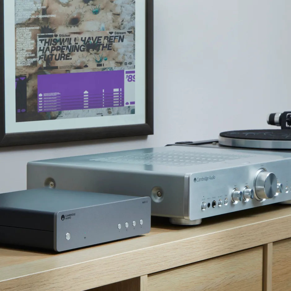 Cambridge Audio MXN10 accanto a un amplificatore