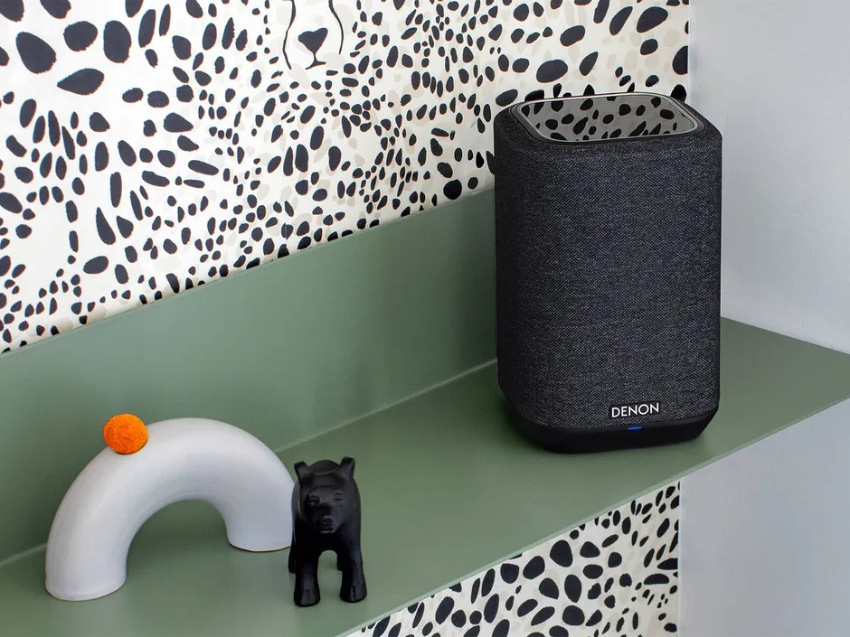 Denon Home 150 appoggiato su una mensola
