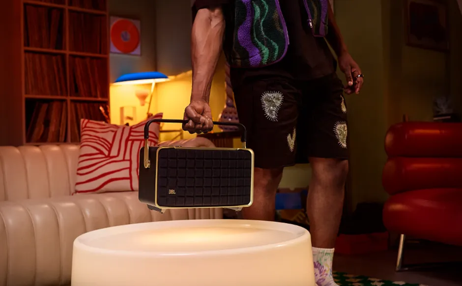 JBL Authentics 300 trasportata per la maniglia