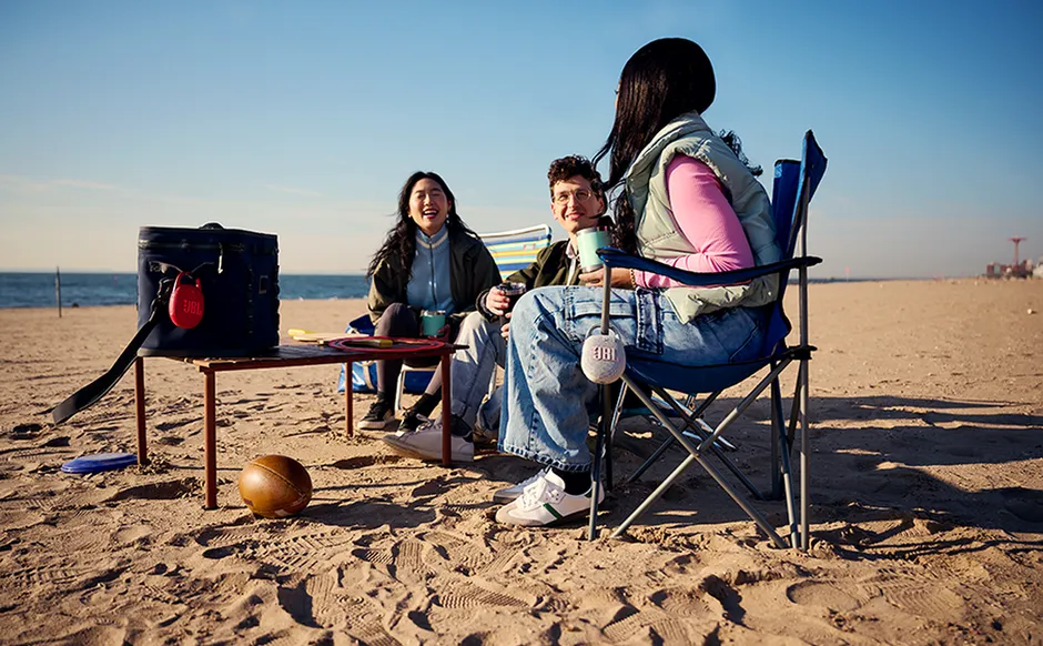 Due JBL Clip 5 colorate in spiaggia
