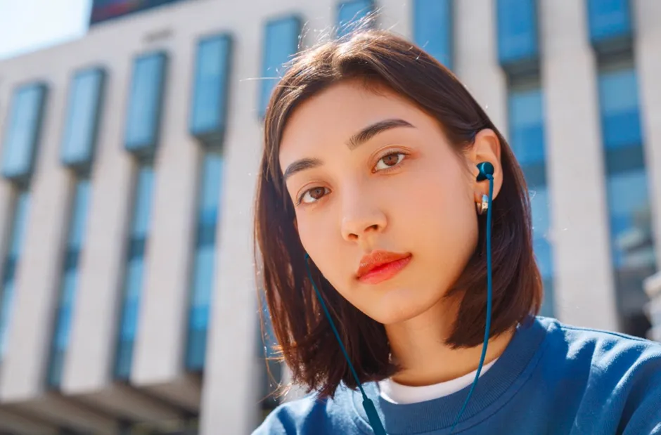 JBL Tune 310C blu indossati per strada