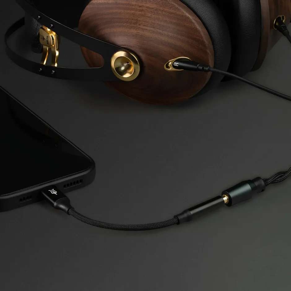 Dongle USB-C delle Meze Audio 99 Classics
