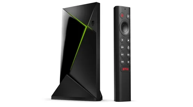 NVIDIA Shield TV Pro con telecomando a prisma