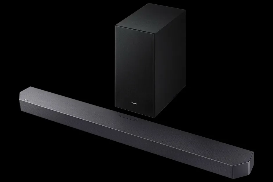 Samsung HW-Q600F — soundbar e subwoofer su sfondo nero
