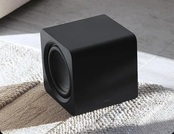 Subwoofer cubico del Samsung HW-Q800F appoggiato sul tappeto