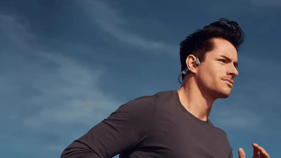 Runner che indossa le Shokz OpenRun