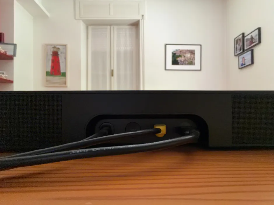 Sonos Beam Gen 2 vista posteriore con HDMI ed Ethernet