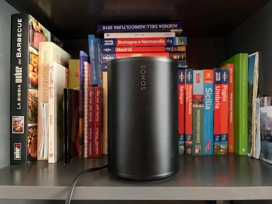 Sonos Era 100 su una libreria in ambiente domestico