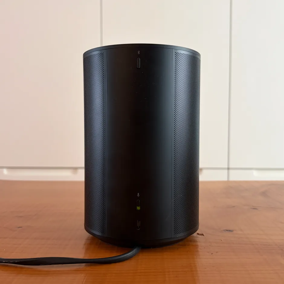 Sonos Era 100 visto da dietro con pulsante Bluetooth e microfono