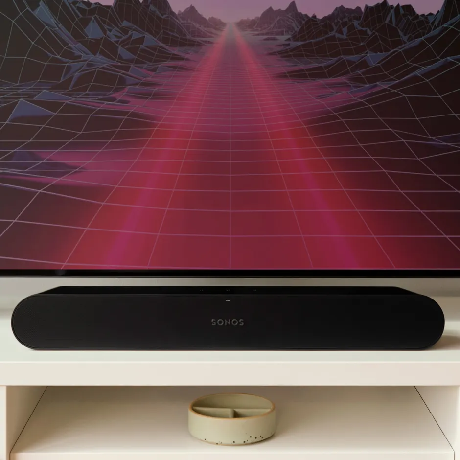Sonos Ray nera con schermo gaming acceso
