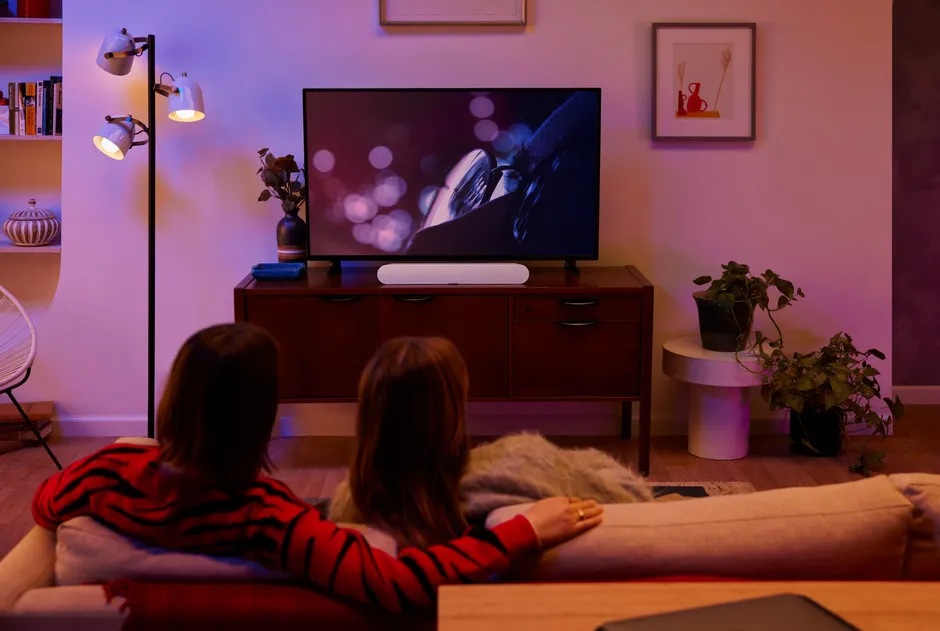 Sonos Ray bianca sotto il televisore