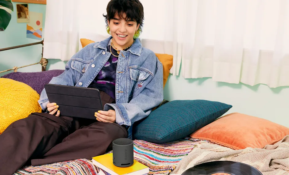 Sony SRS-XB100 — uso su divano in contesto domestico