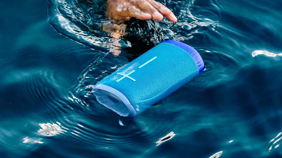 Ultimate Ears Everboom blu che galleggia in acqua